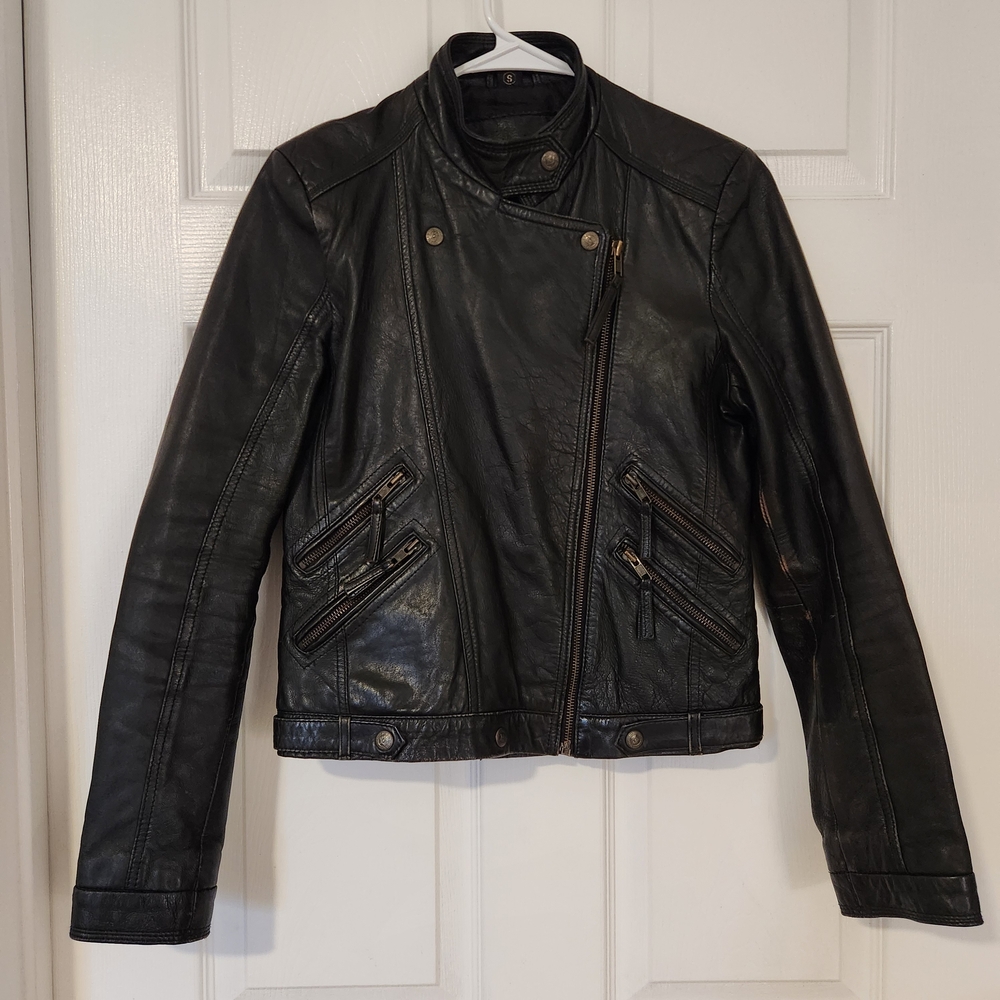 Women's Sleek Black Leather Moto Jacket